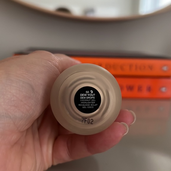 Marc Jacobs Dew You Dew Drops - Coconut Gel Highlighter - Picture 2 of 2